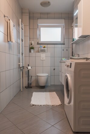 Dusche, Haartrockner, Handtücher, Seife