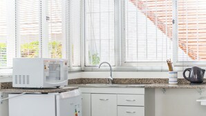 House | Private kitchen | Full-sized fridge, microwave, oven, stovetop - Casa Magnolia by Vilvey Turismo (Mendoza)