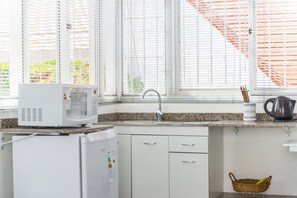 Rumah | Dapur pribadi | Lemari es besar, microwave, oven, dan kompor