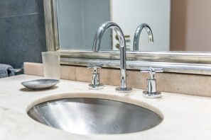 Huis | Badkamer | Een regendouche,  milieuvriendelijk toiletgerief, een haardroger