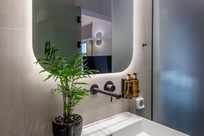 Shower, rainfall showerhead, designer toiletries, hair dryer - Octavia comfort bungalows amazing view (Corinth)