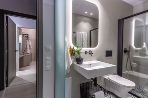 华丽双人房 | 浴室 | 淋浴设施、大花洒淋浴喷头、名牌洗护用品、吹风机