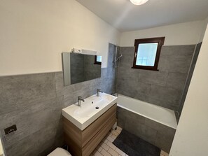 Sèche-cheveux, serviettes fournies, papier toilette