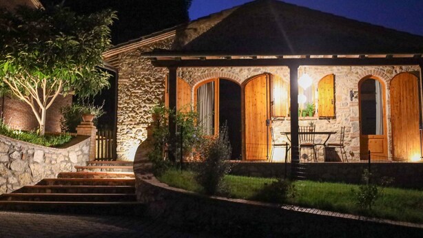 A stone building with a covered patio, wooden doors, and steps leading to the entrance. - La moraiola - Characteristic Tuscan barn (Toscana)