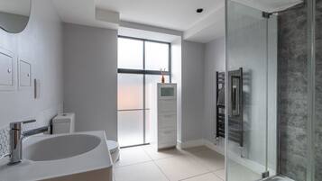 Een haardroger, handdoeken, zeep, shampoo