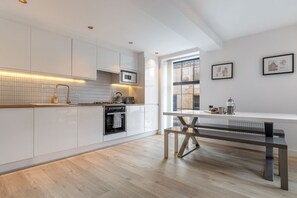 Kühlschrank, Mikrowelle, Ofen, Geschirrspüler