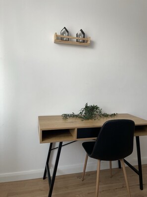 Apartemen Comfort | 2 kamar tidur, meja kerja, dan Wi-Fi gratis