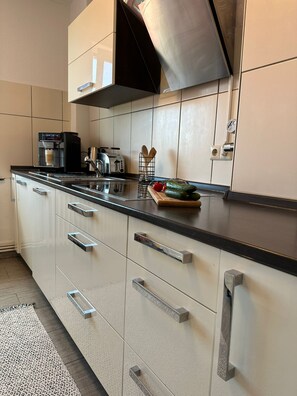 Apartemen Comfort | Dapur pribadi | Lemari es, oven, kompor, dan mesin pencuci piring