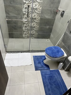 مستلزمات للعناية الشخصية صديقة للبيئة، مناشف، صابون، ورق حمّام