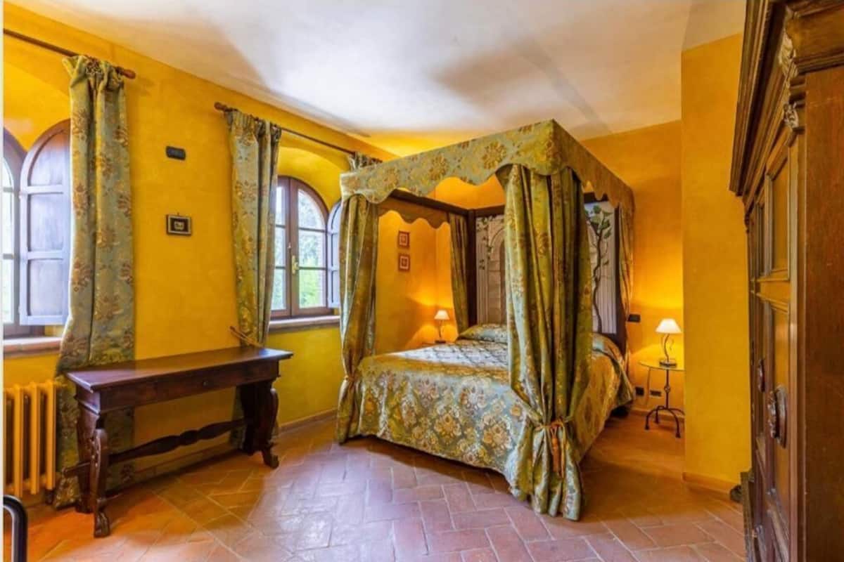 Deluxe Room | Minibar, in-room safe, free WiFi, bed sheets