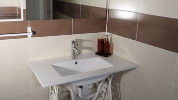 Secadora de cabello, toallas, jabón, shampoo