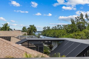 Property grounds - Seaside Villa Coral Point, renovated, south facing, in 2 minutes on open river (Cape Coral)