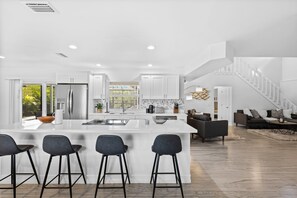 Fridge, microwave, stovetop, dishwasher - Seaside Villa Coral Point, renovated, south facing, in 2 minutes on open river (Cape Coral)