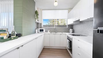 Refrigerador, microondas, horno y parrilla de estufa