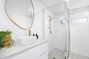 Hair dryer, towels - Beachfront Bliss 2BR Broadbeach (Gold coast)