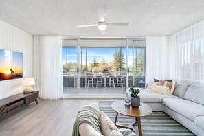 TV - Beachfront Bliss 2BR Broadbeach (Gold coast)