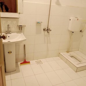 Deluxe tweepersoonskamer | Badkamer | Een douche, designer toiletartikelen, handdoeken, zeep
