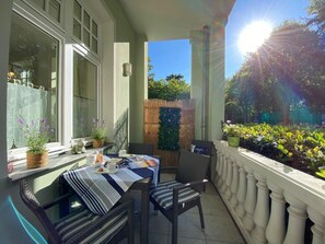 Outdoor dining - 4 Belle Etage in Bädervilla - Ruhig, Sonnig am Lindenpark! Strand < 300m (Kühlungsborn)