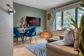 TV, books, music library, video library - 1 BR City Apt Southampton Ocean (Southampton)