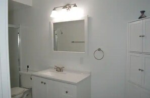 Serviettes fournies, savon, shampoing, papier toilette