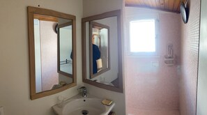 Dusche, Handtücher, Seife, Toilettenpapier