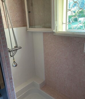 Dusche, Handtücher, Seife, Toilettenpapier