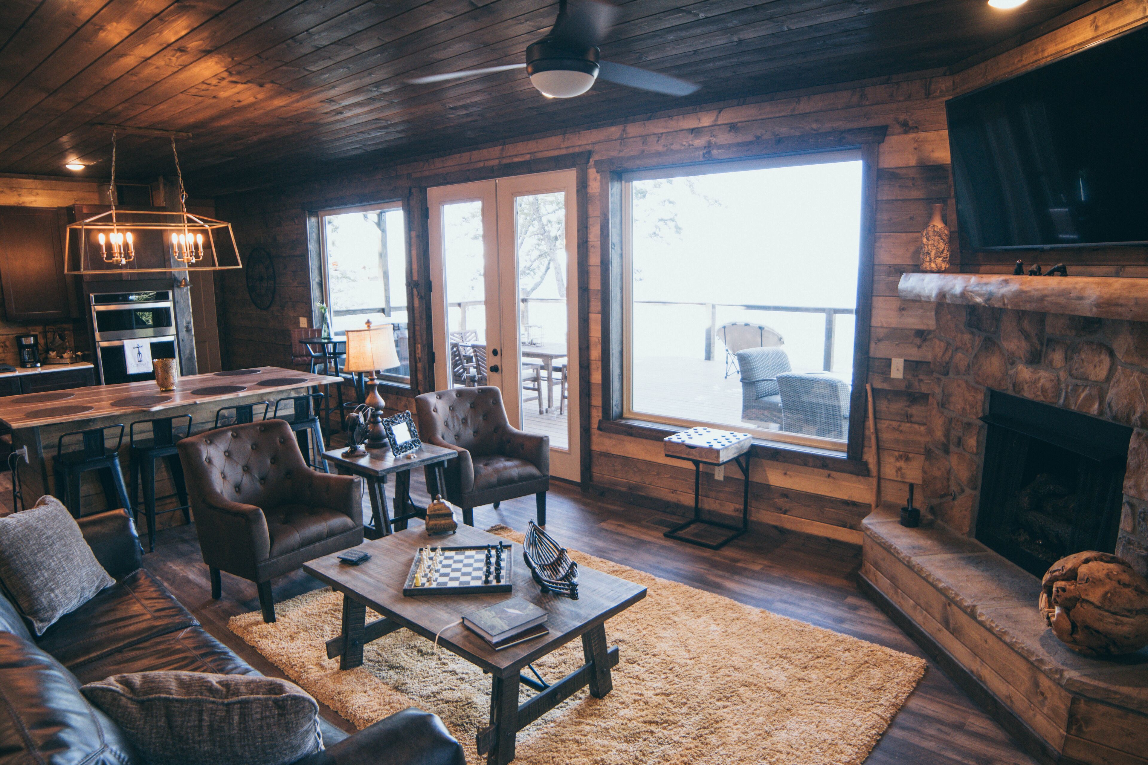 Smart TV, chimenea, reproductor de DVD y tenis de mesa 