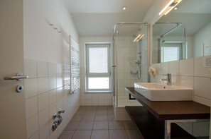 Dusche, Haartrockner, Handtücher