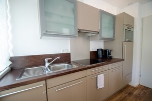 Kühlschrank, Mikrowelle, Ofen, Geschirrspüler