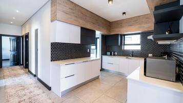 雪櫃、微波爐、焗爐、爐具