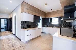 雪櫃、微波爐、焗爐、爐具