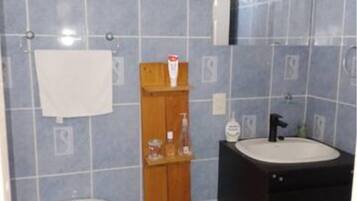 Douche, séchoir à cheveux, serviettes fournies, savon