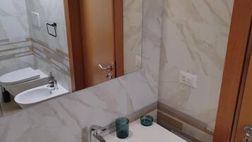 Haartrockner, Handtücher, Seife, Toilettenpapier