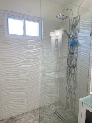 Regadera, amenidades de baño ecológicas, secadora de cabello, toallas