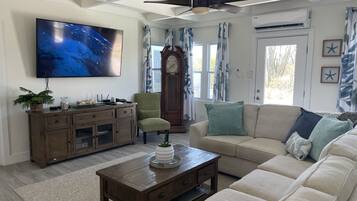 Een smart-tv, boeken, een muziekbibliotheek en een computerscherm