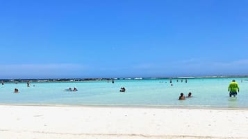Ligstoelen aan het strand, strandlakens