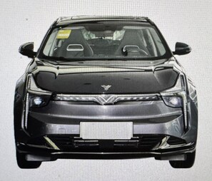 Un coche negro con un emblema visible en la rejilla delantera.