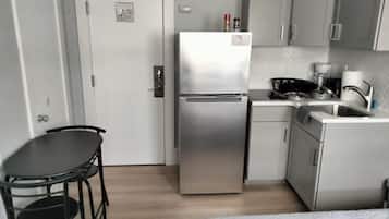 Jääkaappi, liesi, leivänpaahdin, keittoastiat/astiat/ruokailuvälineet