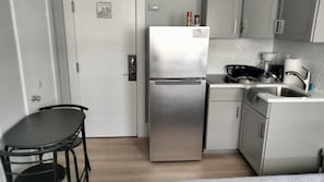 冰箱、炉灶、烤面包机、厨具/餐具