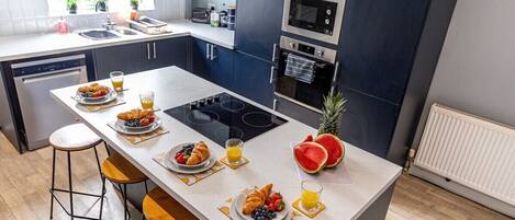 Kjøleskap, mikrobølgeovn, ovn og kokeplater