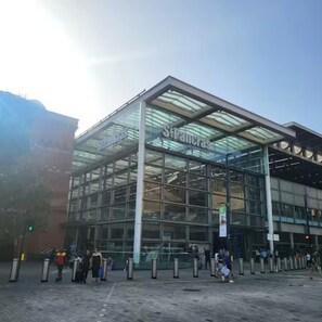 A modern building with a glass facade and the name 'Serranitas' on the upper level.