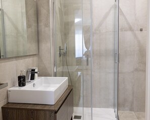 Shower, hair dryer, bidet, towels - Designed Apartment in a new building in the center closed to central station (Bari)