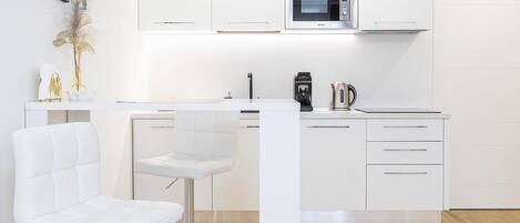 Een microgolfoven, een kookplaat