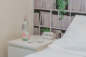 Single Room | Egyptian cotton sheets, premium bedding, desk, laptop workspace - Residenze Asproni Serviced Apartments (Cagliari)