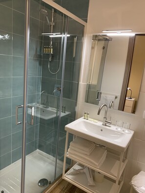 Single Room | Bathroom | Shower, rainfall showerhead, free toiletries, hair dryer - Residenze Asproni Serviced Apartments (Cagliari)