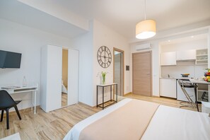 Studio | Egyptian cotton sheets, premium bedding, desk, laptop workspace - Residenze Asproni Serviced Apartments (Cagliari)