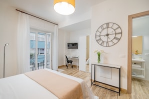 Studio | Egyptian cotton sheets, premium bedding, desk, laptop workspace - Residenze Asproni Serviced Apartments (Cagliari)