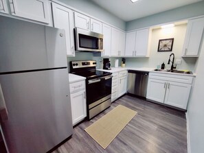 Fridge, microwave, oven, stovetop - The Lakewood Gem – Modern & Convenient Stay (Lakewood)