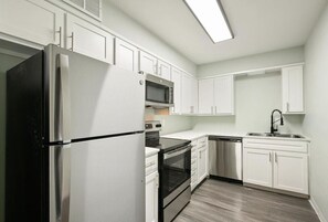 Een koelkast, een microgolfoven, een oven, een kookplaat