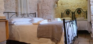 1 slaapkamer, een strijkplank/strijkijzer, beddengoed